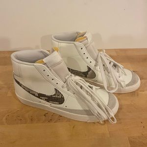 Nike Blazer Mid 77 in color Snake